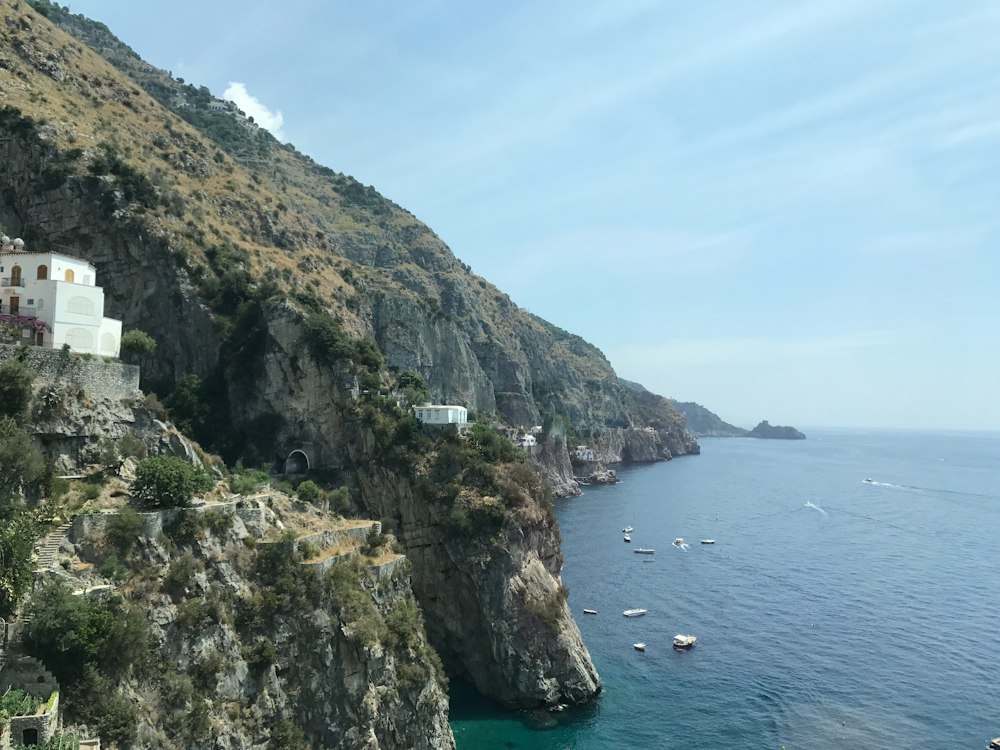 Italské pobřeží Amalfi s domy na skalnatých svazích