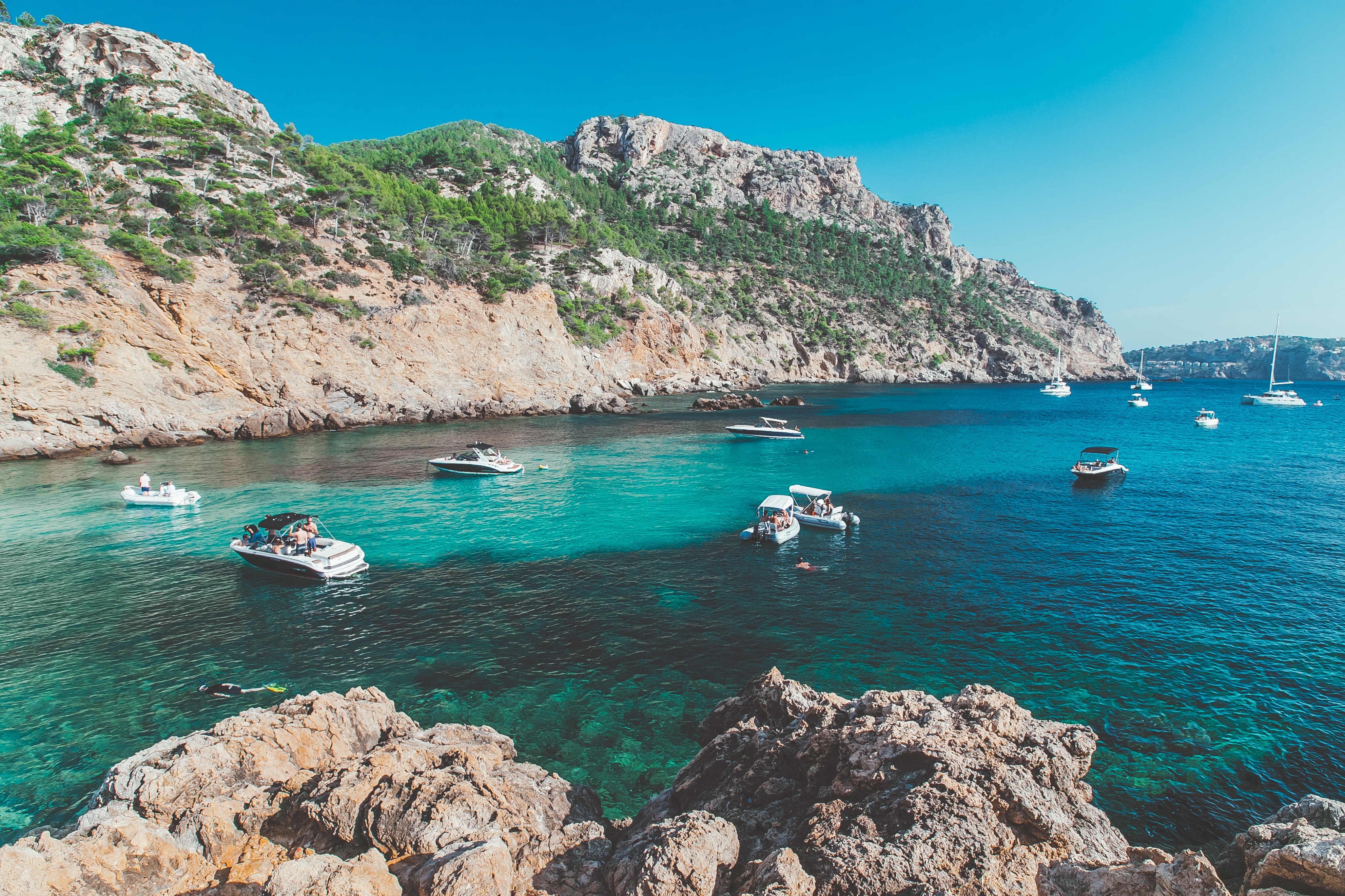 Lodě v tyrkysové zátoce na Mallorce