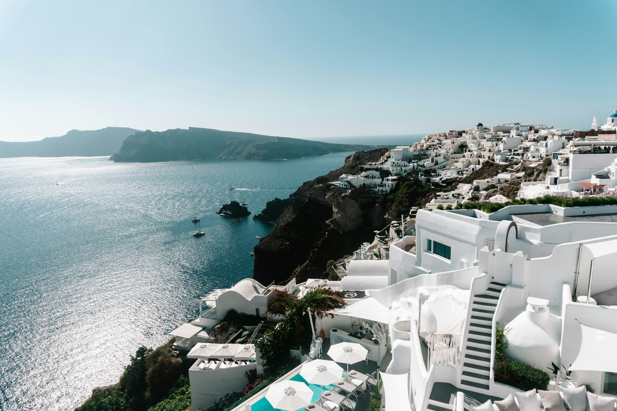 Bílé domy na Santorini nad modrým Egejským mořem